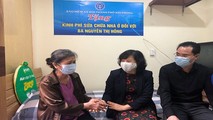 Lãnh đạo BHXH TP Hải Phòng động viên, chia vui với bà Hồng