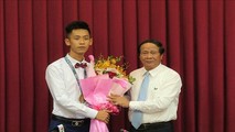 Bí thư Thành ủy Hải Phòng tặng hoa cho em Nguyễn Thuận Hưng, nguyên học sinh trường THPT chuyên Trần Phú