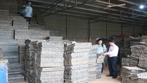 Đoàn công tác khảo sát nhu cầu vay vốn của HTX Sản xuất, kinh doanh Vật tư nông nghiệp Thụy Hương.