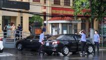 Đại diện Viện Kiểm sát Nhân dân Tối cao rời trụ sở Công an quận Đồ Sơn ngày 23/7