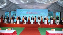 Các đại biểu nhấn nút khởi công dự án.