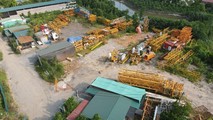 Đất nông nghiệp bị biến thành bãi tập kết máy móc, thiết bị.