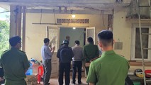 Cơ quan chức năng giám sát cho người dân mở cửa vào lại nhà.