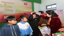 Bà Ninh Thị Hồng (Phó Chủ tịch Thường trực Hội) trao quà cho các em