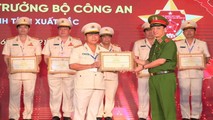 Đại tá Nguyễn Văn Thanh (bên trái) thay mặt Công an Quảng Trị nhận bằng khen của Bộ trưởng Bộ Công an.