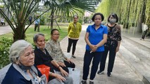 Bà Đầu Thị Kim Cúc và nhiều người dân đến UBND Quận 12 phản ánh vụ việc.