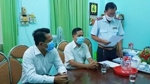 Ông Lê Việt Hải - Chánh Thanh tra Sở Thông tin và Truyền thông tỉnh Kiên Giang đọc quyết định xử phạt vi phạm hành chính đối với ông Dương Hồng Hiếu tại UBND phường Vĩnh Lạc (TP. Rạch Giá, Kiên Giang).