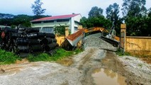 Hiệu trưởng cho "mượn" khuôn viên trường học làm bãi tập kết vật liệu xây dựng