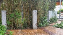 Những đoạn tường rào của khuôn viên Đài tưởng niệm các Anh hùng liệt sĩ TP bị lấy trộm chỉ còn trơ trụi những cọc bê tông.