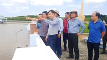 Thứ trưởng Bộ NN-PTNT kiểm tra, thăm hỏi người dân tại xã Đất Mũi