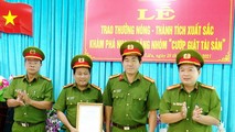 Công an tỉnh Bạc liêu thưởng nóng lực lượng phá án của Công an huyện Hòa Bình