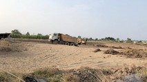 Bắt quả tang 09 đối tượng khai thác đất trái phép