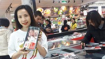 Người tiêu dùng mua Thịt mát Meat Deli tại siêu thị sáng 23/12
