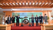 Ông Phạm Trung Lâm, TGĐ Masan MEATLife thực hiện nghi thức đánh cồng, chính thức đưa Masan MEATLife lên sàn chứng khoán
