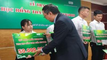 Ông Trương Hùng, Phó Chủ tịch HĐQT NutiFood trao học bổng cho các em sinh viên
