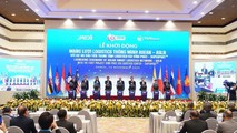 Thủ tướng Chính phủ Nguyễn Xuân Phúc và các đại diện bấm nút khởi động Mạng lưới Logistics thông minh ASEAN với dự án đầu tiên “Trung tâm Logistics ICD Vĩnh Phúc”