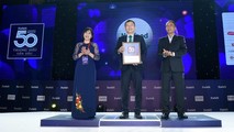 Bác sĩ Mai Thanh Việt – Giám đốc Tiếp thị Cấp cao đại diện Nutifood - nhận giải thưởng 50 thương hiệu dẫn đầu.