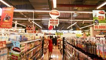 Hệ thống siêu thị VinMart chuẩn bị hàng hóa đầy đủ, đa dạng cho hành khách dịp Tết Nguyên đán.