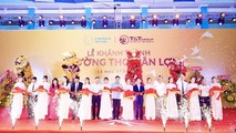 Ông Đỗ Quang Hiển, Chủ tịch HĐQT kiêm TGĐ Tập đoàn T&T Group, và các đại biểu cắt băng khánh thành Trường THCS Tân Lợi.