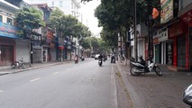 Đường Phạm Ngũ Lão ở TP Hải Dương vắng lặng trông ngày đầu thực hiện lệnh cách ly.