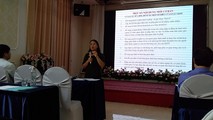 Bà Nguyễn Thị Thụy - Trưởng phòng quản lý giám định tư pháp - Cục Bổ trợ Tư pháp (Bộ Tư pháp) phổ biến kiến thức về giám định tư pháp cho các học viên