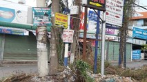Những cột gắn tên hẻm trên QL1A bị biến dạng hoặc bị người dân chiếm dụng vào mục đích khác.