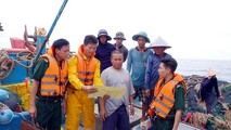 Lực lượng chức năng kiểm tra tàu cá và hướng dẫn ngư dân không xâm phạm hành lang tuyến ống dầu khí.
