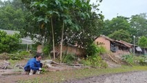 Sống gần nửa thế kỷ, vẫn chưa được định cư hợp pháp