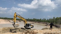 Tỉnh uỷ Bình Thuận chỉ đạo làm rõ vụ doanh nghiệp múc trộm cát trong vườn nhà dân đem bán