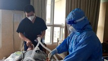 Bác sĩ Đinh Văn Linh, một F0 đang tích cực điều trị cho các bệnh nhân COVID – 19.