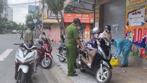 Lực lượng chức năng phường Thanh Bình tích cực tổ chức thu gom, test nhanh đối tượng lang thang, ăn xin trên địa bàn.