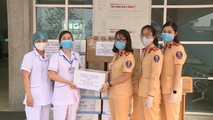 Hội Phụ nữ cơ sở (Phòng CSGT tỉnh) trao vật dụng hỗ trợ lực lượng làm nhiệm vụ phòng chống dịch Covid-19.Ảnh: Kim Oanh