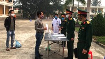 Các công dân được trao quyết định hoàn thành thời gian cách ly. Ảnh: Đ.Hạnh-Q.Hưng