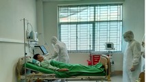 Các y, bác sỹ vẫn ngày đêm miệt mài thực hiện nhiệm vụ. Ảnh: Lan Anh