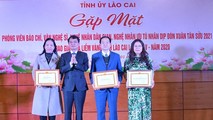 Bí thư Tỉnh ủy Đặng Xuân Phong tặng Bằng khen cho các tập thể có thành tích xuất sắc trong công tác tuyên truyền và tham dự Giải Búa liềm vàng tỉnh Lào Cai lần thứ V – năm 2020. Ảnh: Lệ Hằng