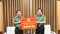 Công an Thành phố Hà Nội trao 500 triệu đồng cho Công an Thành phố Đà Nẵng khắc phục hậu quả bão lụt