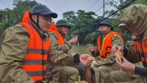 Bữa ăn vội bằng mỳ tôm sống của các chiến sỹ Công an TP Hà Tĩnh trên đường đi làm nhiệm vụ cứu hộ người dân vùng lũ.