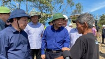 Bộ trưởng Bộ NN&PTNT Nguyễn Xuân Cường và đoàn công tác thăm hỏi người dân vùng lũ.