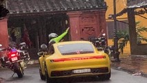 Chiếc xe ô tô và mô tô đi vào đường cấm phố cổ Hội An, ảnh: CTV