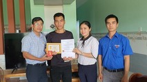 Anh Trần Văn Tròn (áo đen) được trao tặng huy hiệu Tuổi trẻ dũng cảm.