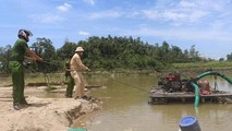 Lực lượng chức năng tịch thu phương tiện khai thác cát trái phép trên sông Trà Khúc.