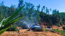 Nhiều lán trại bị lực lượng chức năng phá huỷ, đốt cháy.