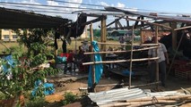 Lốc xoáy làm toàn bộ khu nhà vòm chợ chiều tốc mái hoàn toàn.