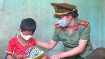 Các chiến sĩ Công an tỉnh Quảng Ngãi đã đến nhà tặng quà Trung thu cho em Phạm Văn Tú, ở xã Ba Thành huyện Ba Tơ.