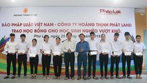 Ông Trần Hữu Điều và Hiệu trưởng trường THPT Thừa Lưu trao học bổng cho các học sinh.
