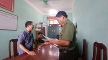 Cơ quan công an đọc quyết định xử phạt vi phạm hành chính.