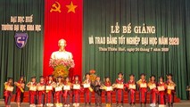 Lãnh đạo Trường Đại học Khoa học trao bằng tốt nghiệp cho các tân cử nhân.