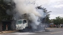 Khi đang lưu thông trên QL1A thì xe ô tô bất ngờ phát lửa.