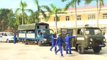 Cán bộ, nhân viên Đội quy tập 192 Bộ CHQS tỉnh Thừa Thiên Huế lên xe hành quân đi làm nhiệm vụ tìm kiếm, quy tập hài cốt liệt sĩ tại Lào