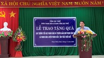 Ông Cao Anh Tuấn - Tổng cục trưởng Tổng cục Thuế - đến thăm hỏi, động viên bà con bị ảnh hưởng do thiên tai lũ lụt tại Xã Phong Bình, huyện Phong Điền, Thừa Thiên Huế.